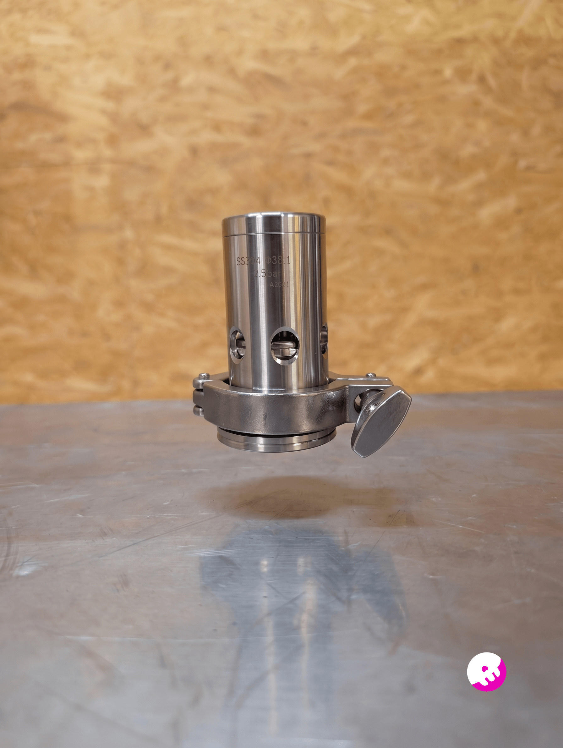 Massives Edelstahl Sicherheits-Überdruckventil (PRV) für Gärtanks, voreingestellt auf 2,5 Bar, mit Tri-Clamp Anschluss.